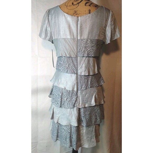 London Times Women Scalloped Silver Floral Dress Size 10P‎ - Picture 5 of 8